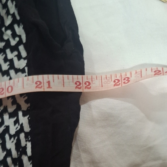 Cynthia Rowley Wome's Black and White Patterned Blouse Size XL - Picture 6 of 7
